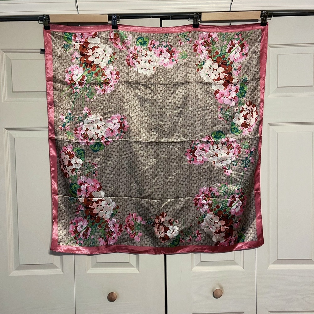 🌸 Pink Floral Satin Scarf